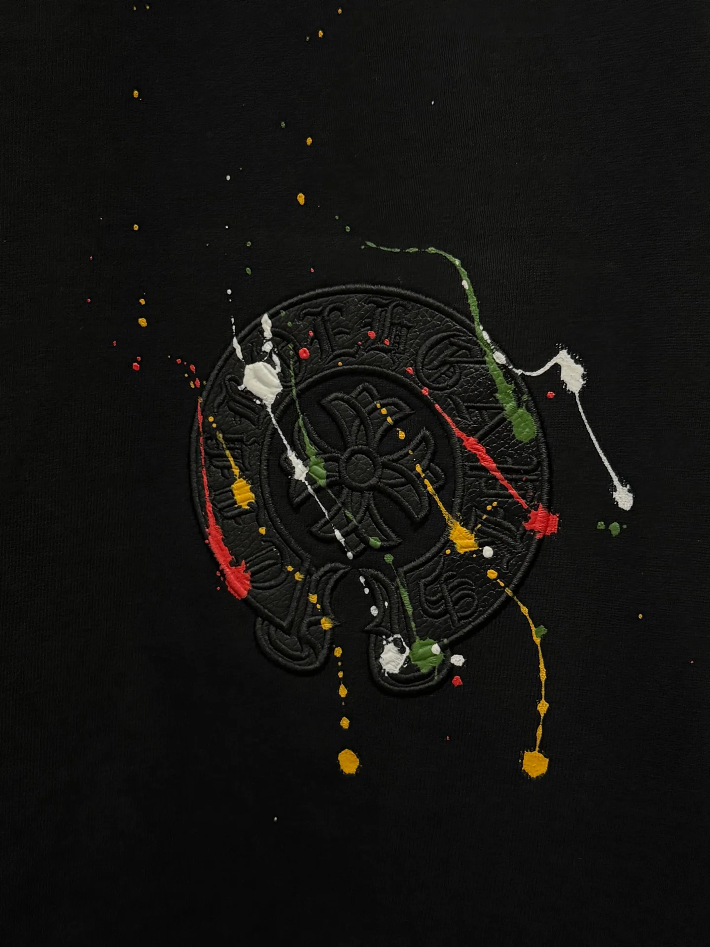 P190 top version, real shot without P, ​​different from market currency) 𝗖𝗵𝗿𝗼𝗺𝗲 𝗛𝗲𝗮𝗿𝘁𝘀/Croxin 2026 spring new original single counter American leather embroidery plus painted inkjet couple short sleeves 👑The highest version! Customized fabric 300 grams, best-selling model at the counter, very comfortable to wear. Accessories: original molded and authenticated collar label ➕ 100% silk wash water label. Genuine purchase-grade original hangtag➕matching hanging rope➕3D hanging beads➕original packaging bag. Craftsmanship: The original version has consistent wiring! The highest version of the armhole matching technique! Color: White Black Size: S M L XL Style No.: 26-2030